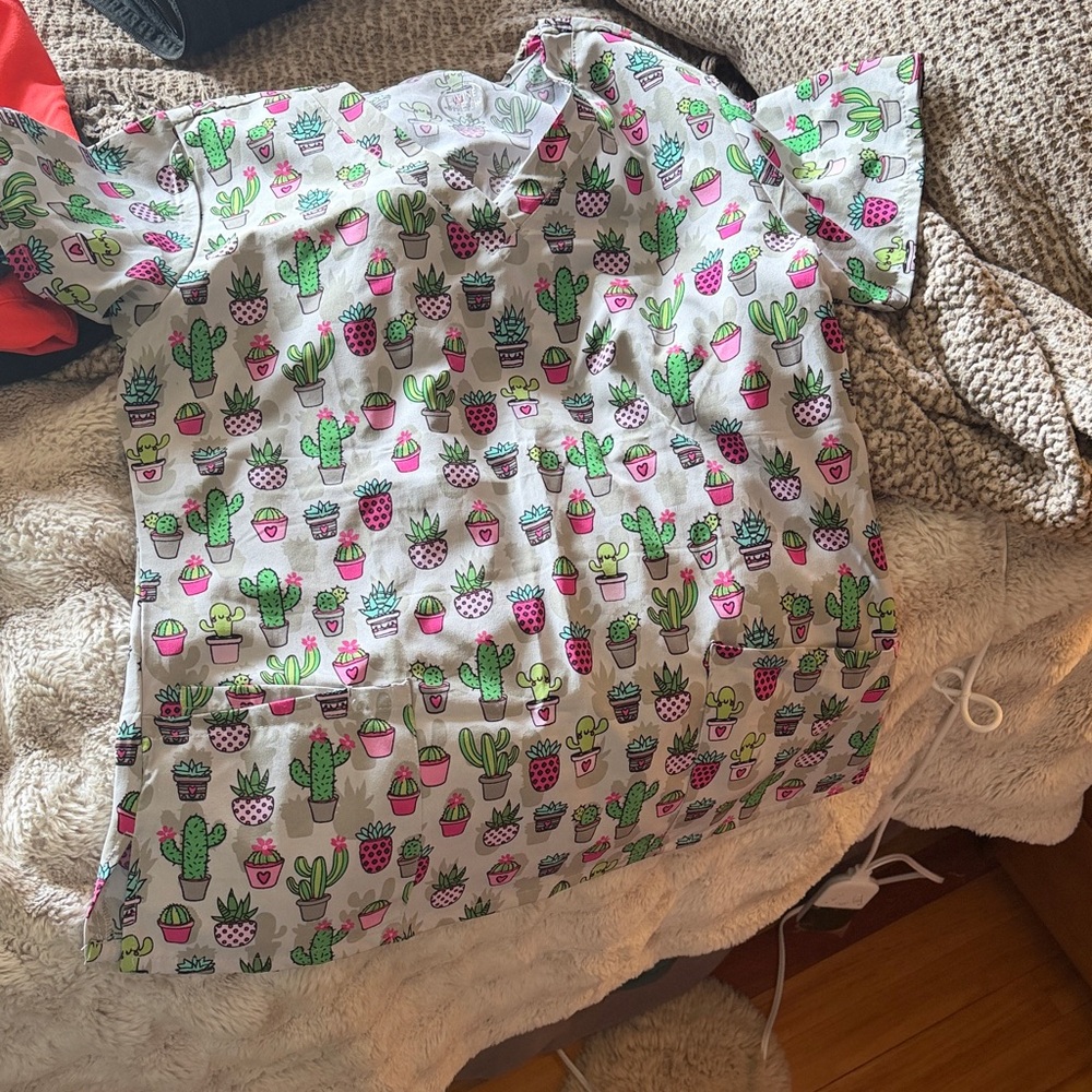 Women’s scrub top- medium